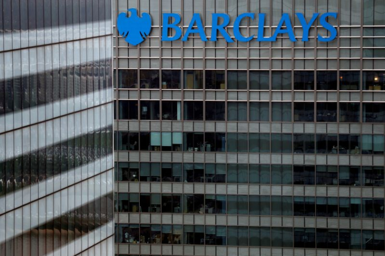 BARCLAYS BAT LES ESTIMATIONS AU T3, SON DG SE DIT PRÊT À RESTER