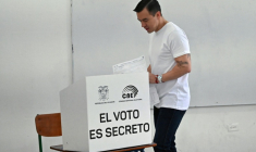 Le président équatorien Daniel Noboa vote lors du référendum à Olon, en Equateur, le 16 novembre 2025 ( AFP / MARCOS PIN )