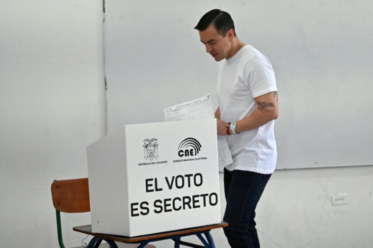 Le président équatorien Daniel Noboa vote lors du référendum à Olon, en Equateur, le 16 novembre 2025 ( AFP / MARCOS PIN )