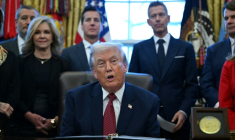 Donald Trump dans le Bureau ovale de la Maison Blanche, à Washington, entouré notamment de responsables du secteur automobile américain, le 3 décembre 2025 ( AFP / ANDREW CABALLERO-REYNOLDS )