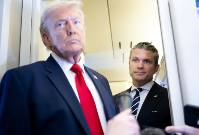 Le président américain Donald Trump et le ministre de la Défense, Pete Hegseth, à bord de l'avion présidentiel Air Force One vers Miami, en Floride, le 7 mars 2026 ( AFP / SAUL LOEB )