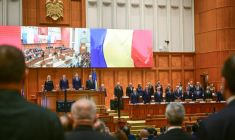 Le Premier ministre désigné de Roumanie, Luca Niculescu, et les membres de son cabinet devant le Parlement roumain, le 20 octobre 2026 à Bucarest ( AFP / Daniel MIHAILESCU )