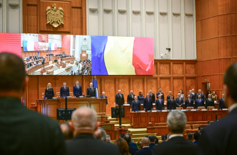 Le Premier ministre désigné de Roumanie, Luca Niculescu, et les membres de son cabinet devant le Parlement roumain, le 20 octobre 2026 à Bucarest ( AFP / Daniel MIHAILESCU )
