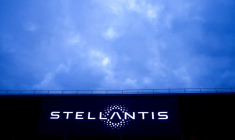 Le logo de Stellantis sur un bâtiment de l'entreprise à Velizy-Villacoublay, près de Paris