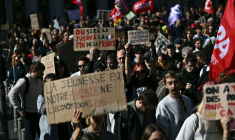 Manifestation lycéenne à Bordeaux, le 8 octobre 2026 ( AFP / Christophe ARCHAMBAULT )