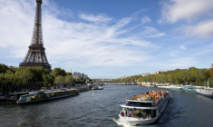 Vue de la tour Eiffel, depuis la Seine, le 3 septembre 2026 ( AFP / Kenzo TRIBOUILLARD )