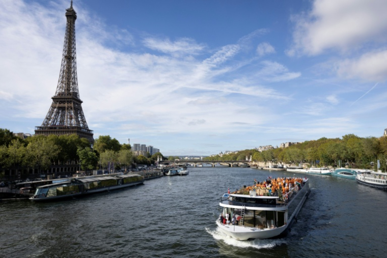 Vue de la tour Eiffel, depuis la Seine, le 3 septembre 2026 ( AFP / Kenzo TRIBOUILLARD )
