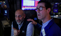 Des traders travaillent sur le parquet de la Bourse de New York (NYSE)