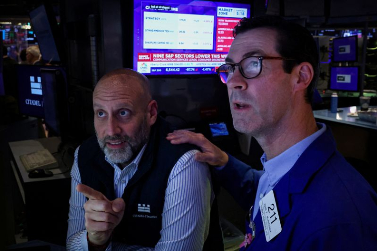 Des traders travaillent sur le parquet de la Bourse de New York (NYSE)