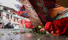 Une structure provisoire, érigée pour une cérémonie taoïste, effondrée sous l'effet des bourrasques du typhon Champi à Keelung, Taïwan, le 24 octobre 2026 ( AFP / I-Hwa Cheng )