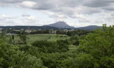 La montagne Sainte-Victoire en arrière-plan à Aix-en-Provence, le 6 mai 2025 ( AFP / MIGUEL MEDINA )