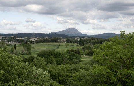 La montagne Sainte-Victoire en arrière-plan à Aix-en-Provence, le 6 mai 2025 ( AFP / MIGUEL MEDINA )