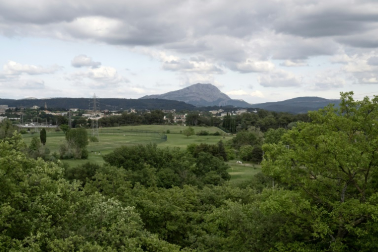 La montagne Sainte-Victoire en arrière-plan à Aix-en-Provence, le 6 mai 2025 ( AFP / MIGUEL MEDINA )