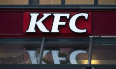 Une enquête a été ouverte après la mort d'un quadragénaire venu déjeuner vendredi dans un restaurant KFC près de Dunkerque (Nord) et retrouvé le lendemain dans les toilettes du fast-food, où il aurait passé plus de 30 heures ( AFP / Martin LELIEVRE )
