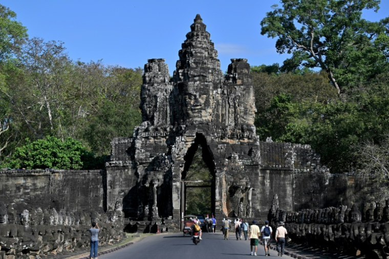 Des touristes visitent le site du temple d'Angkor Thom, dans la région de Siem Reap, au Cambodge, le 18 décembre 2025  ( AFP / TANG CHHIN Sothy )