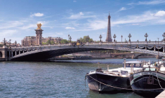 Par un jugement du 11 mars 2021, le tribunal de Nanterre a considéré qu'une péniche d'habitation, non fixée à quai à perpétuelle demeure, n'est pas assujettie à l'IFI, parce qu'elle présente un caractère mobilier. (© CC)