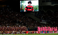 Les joueurs observent une minute de silence en hommage à Medhi Narjissi (écran) disparu en mer lors d'un stage avec l'équipe de France junior de rugby au stade Chaban-Delmas à Bordeaux, le 7 septembre 2024 ( AFP / ROMAIN PERROCHEAU )