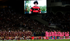Les joueurs observent une minute de silence en hommage à Medhi Narjissi (écran) disparu en mer lors d'un stage avec l'équipe de France junior de rugby au stade Chaban-Delmas à Bordeaux, le 7 septembre 2024 ( AFP / ROMAIN PERROCHEAU )