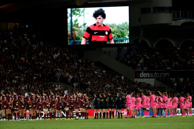 Les joueurs observent une minute de silence en hommage à Medhi Narjissi (écran) disparu en mer lors d'un stage avec l'équipe de France junior de rugby au stade Chaban-Delmas à Bordeaux, le 7 septembre 2024 ( AFP / ROMAIN PERROCHEAU )
