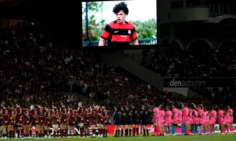 Les joueurs observent une minute de silence en hommage à Medhi Narjissi (écran) disparu en mer lors d'un stage avec l'équipe de France junior de rugby au stade Chaban-Delmas à Bordeaux, le 7 septembre 2024 ( AFP / ROMAIN PERROCHEAU )