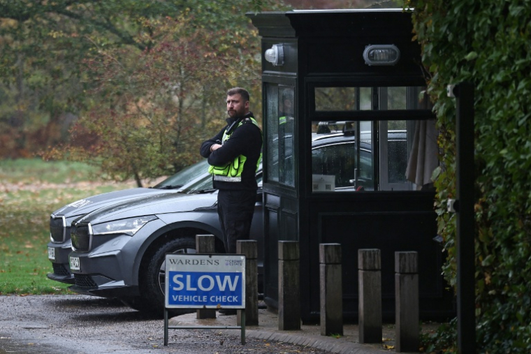 Un gardien à l'entrée du Royal Lodge, dans le Grand Parc de Windsor, le 31 octobre 2025 à Windsor ( AFP / HENRY NICHOLLS )