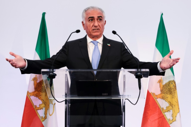 Reza Pahlavi, fils de l'ancien chah et une des figures de l'opposition en exil, lors d'une conférence de presse à Paris, le 23 juin 2025 ( AFP / JOEL SAGET )