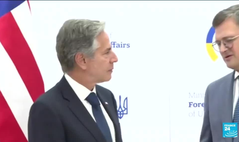 Antony Blinken à Kiev : le chef de la diplomatique américaine vient afficher son soutien et promettre des fonds