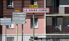Un panneau à l'entrée de La Grande-!Cilben ke 25 avril 2023 ( AFP / Sylvain THOMAS  )