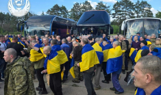 Photo prise et publiée par le Siège de coordination pour le traitement des prisonniers de guerre, le 23 mai 2025, montrant des prisonniers de guerre ukrainiens après leur échange contre des prisonniers russes ( Siège de coordination pour le traitement des prisonniers de guerre / - )