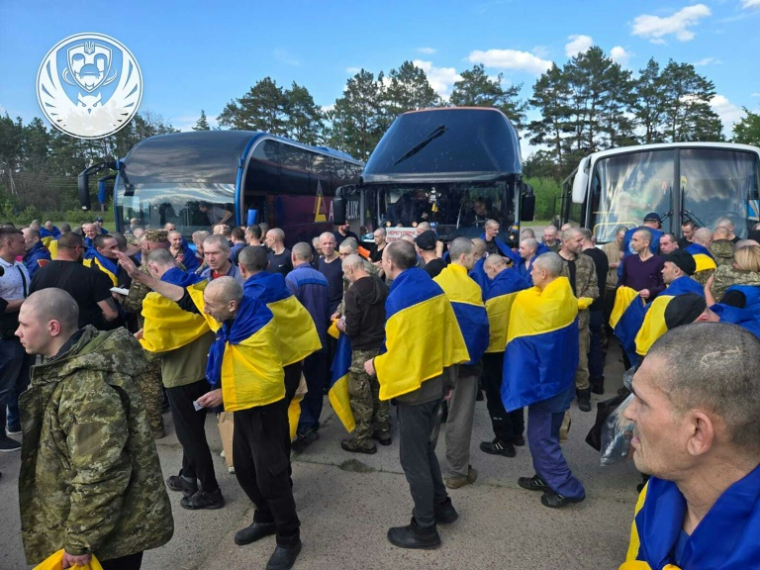 Photo prise et publiée par le Siège de coordination pour le traitement des prisonniers de guerre, le 23 mai 2025, montrant des prisonniers de guerre ukrainiens après leur échange contre des prisonniers russes ( Siège de coordination pour le traitement des prisonniers de guerre / - )
