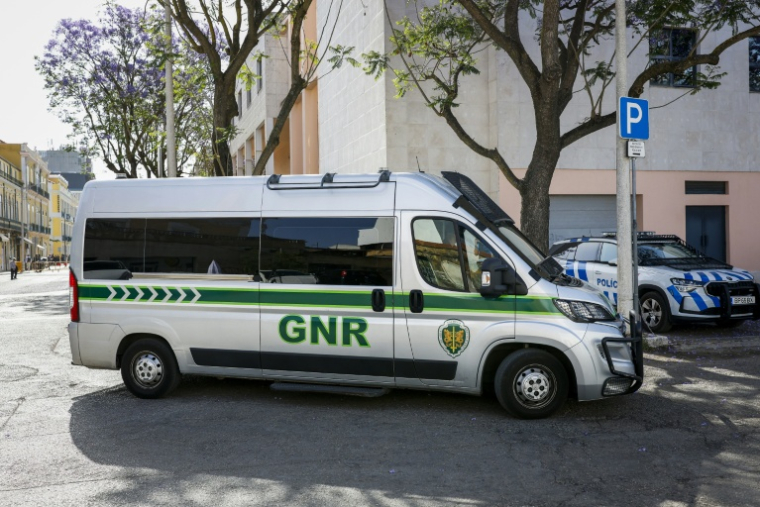 Un véhicule de la gendarmerie portugaise transportant une Française et son compagnon soupçonnés d'avoir abandonné deux enfants, arrivent au tribunal de Setúbal, le 23 mai 2026 ( AFP / FILIPE AMORIM )