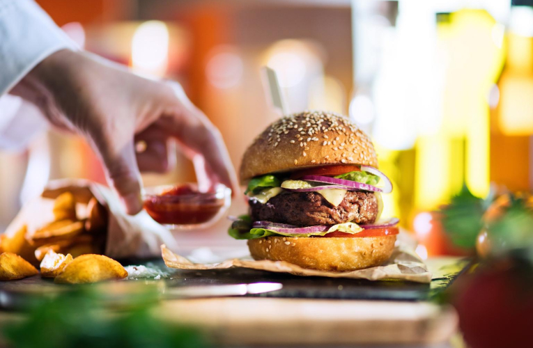 Les grands chefs se réapproprient le sandwich américain pour des créations gastronomiques.
