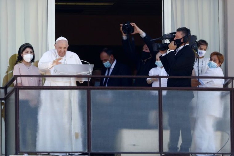 PREMIÈRE APPARITION PUBLIQUE DU PAPE DEPUIS SON OPÉRATION