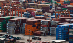 Un camion transportant un conteneur circule dans le port de Yantian à Shenzhen