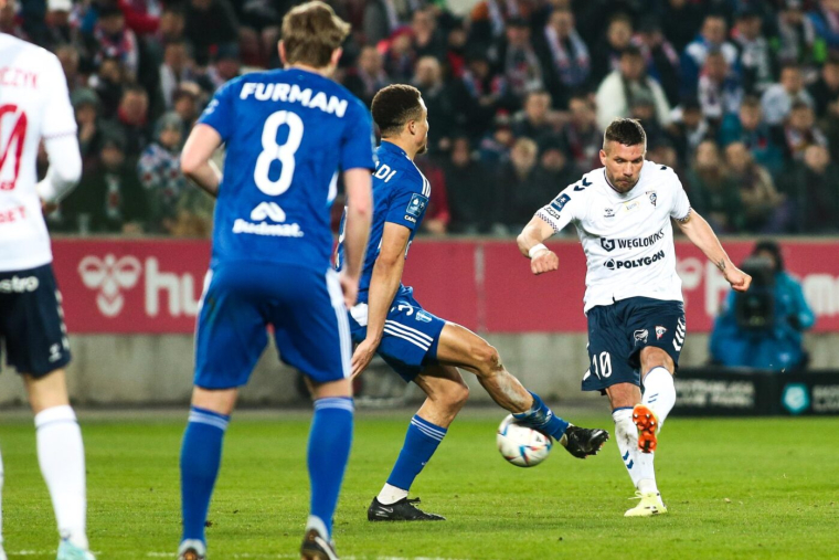 Lukas Podolski rachete des parts de son club d’enfance