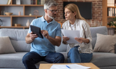 Un client a obtenu l’annulation d’un investissement à cause de frais cachés, soulignant l’importance de la transparence sur les coûts. (Crédit photo: Shutterstock)
