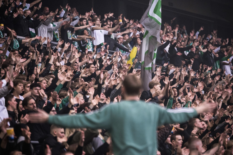 L'impressionnant cortège des fans de Hammarby avant le premier match de la saison