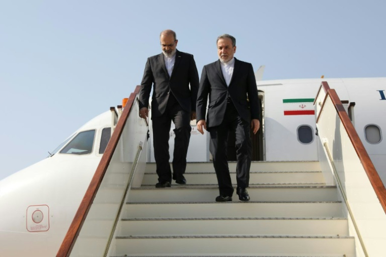 Photo diffusée par le ministère iranien des Affaires étrangères montrant le ministre iranien Abbas Araghchi (d) à son arrivée à l'aéroport de Mascate, le 25 avril 2025 ( Ministère iranien des Affaires étrangères / - )