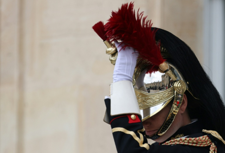Un membre de la Garde républicaine dans la cour du Palais de l'Elysée à Paris, le 4 septembre 2025 ( AFP / Ludovic MARIN )