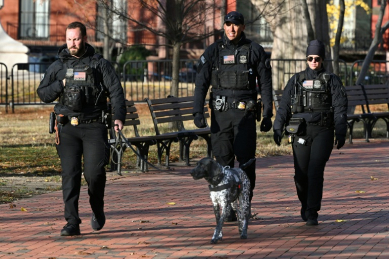 Des agents en uniforme du Secret Service patrouillent place Lafayette, en face de la Maison Blanche, au lendemain d'une attaque contre des soldats de la Garde nationale, le 27 novembre 2025 à Washington ( AFP / MANDEL NGAN )