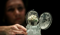 L'Oeuf d'Hiver des Romanov, créé par Fabergé, présenté à Londres par Christie's le 27 novembre 2025 avant sa mise aux enchères  ( AFP / HENRY NICHOLLS )