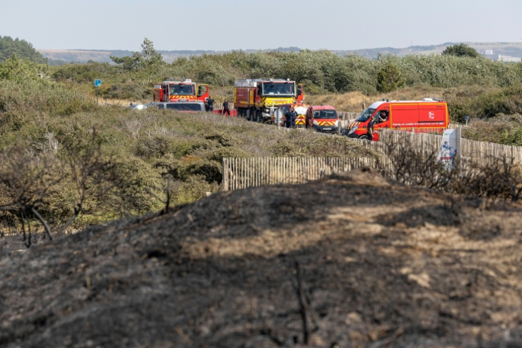 Des pompiers en intervention contre un incendie à Dannes (Pas-de-Calais), le 13 août 2026   ( POOL / PASCAL BONNIERE )