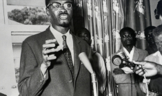 Le Premier ministre congolais Patrice Lumumba tient une conférence de presse à Léopoldville le 12 août 1960 ( AFP / - )