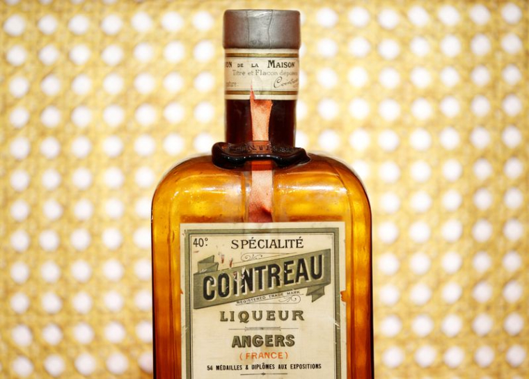 Une bouteille de Cointreau est exposée au Carré Cointreau de la distillerie Cointreau à Saint-Barthélemy-d'Anjou
