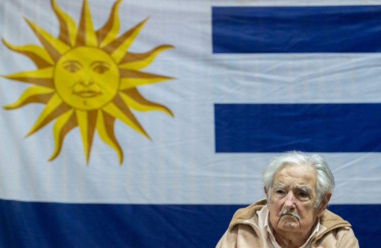 L'ex-président uruguayen José "Pepe" Mujica, à Montevideo le 19 novembre 2024, devant le drapeau de l'Uruguay ( AFP / Santiago Mazzarovich )