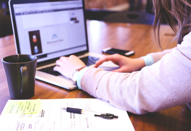 Vendre des objets sur une plateforme en ligne est désormais connu par l'administration fiscale ( Crédits photos : Pexels)