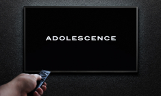 Querer comme Adolescence sont des dispositifs efficaces pour parler des violences et harcèlements sexistes et sexuels. (crédit: Adobe Stock)