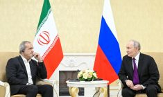 Le président russe Vladimir Poutine (droite) et son homologue iranien Masoud Pezeshkian s'entretiennent, le 8 octobre 2026 à Turkmenbashi au Turkménistan, sur cette photo distribuée par l'agence russe Spoutnik ( POOL / Sergei BOBYLYOV )