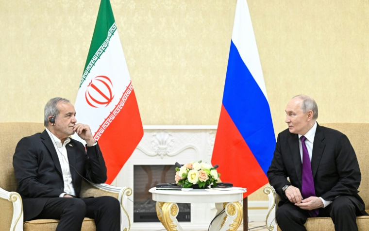 Le président russe Vladimir Poutine (droite) et son homologue iranien Masoud Pezeshkian s'entretiennent, le 8 octobre 2026 à Turkmenbashi au Turkménistan, sur cette photo distribuée par l'agence russe Spoutnik ( POOL / Sergei BOBYLYOV )