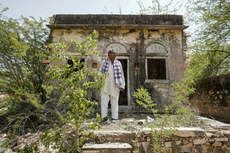 L'écologiste indien Kailash Meena devant une maison abandonnée à Chatru ki Dhani, dans l'Etat indien du Rajasthan, le 18 mai 2026   ( AFP / STR )